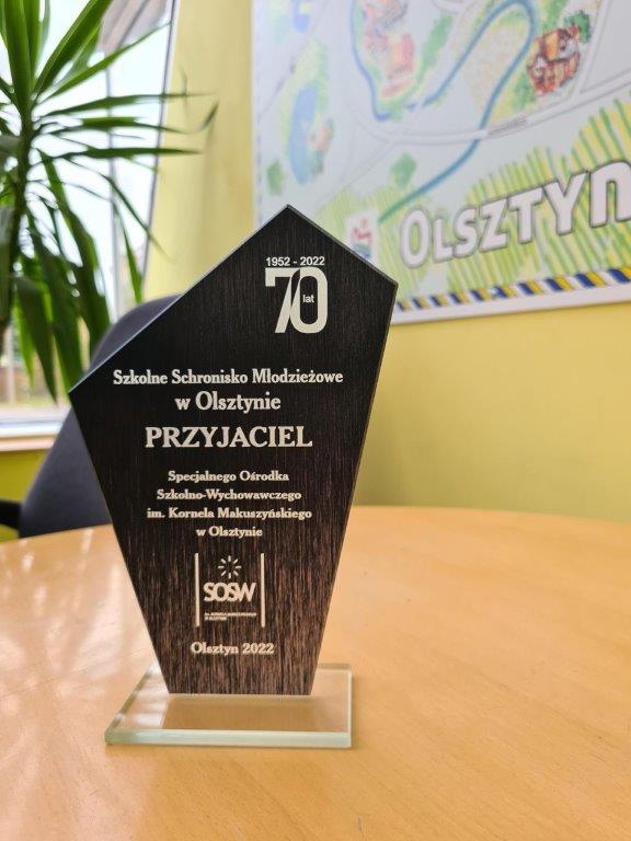 Statuetka dla Szkolnego Schroniska Młodzieżowego w Olsztynie potwierdzająca przyznanie tytułu: Przyjaciel Specjalnego Ośrodka Szkolno - Wychowawczego w Olsztynie 