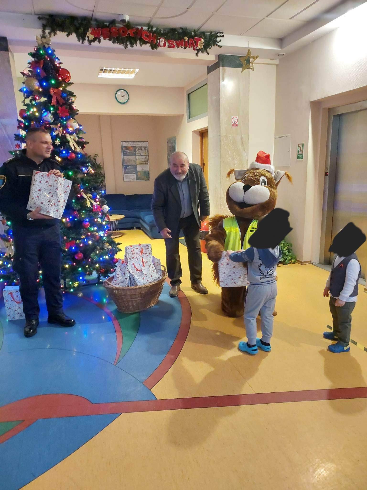 Der Weihnachtsmann verteilt Geschenke an Kinder