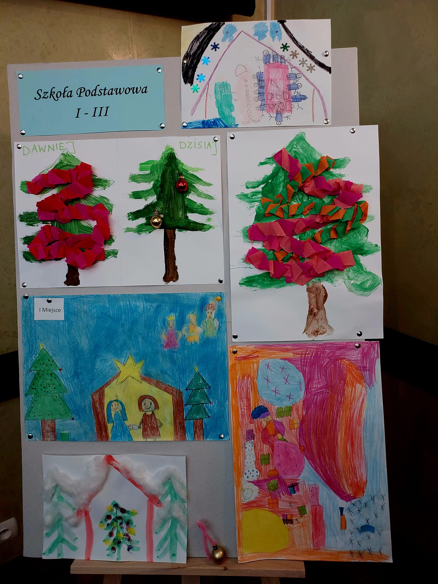   Работы, представленные на мольбертах в начальной школе категории I - III, принимали участие в художественном конкурсе 