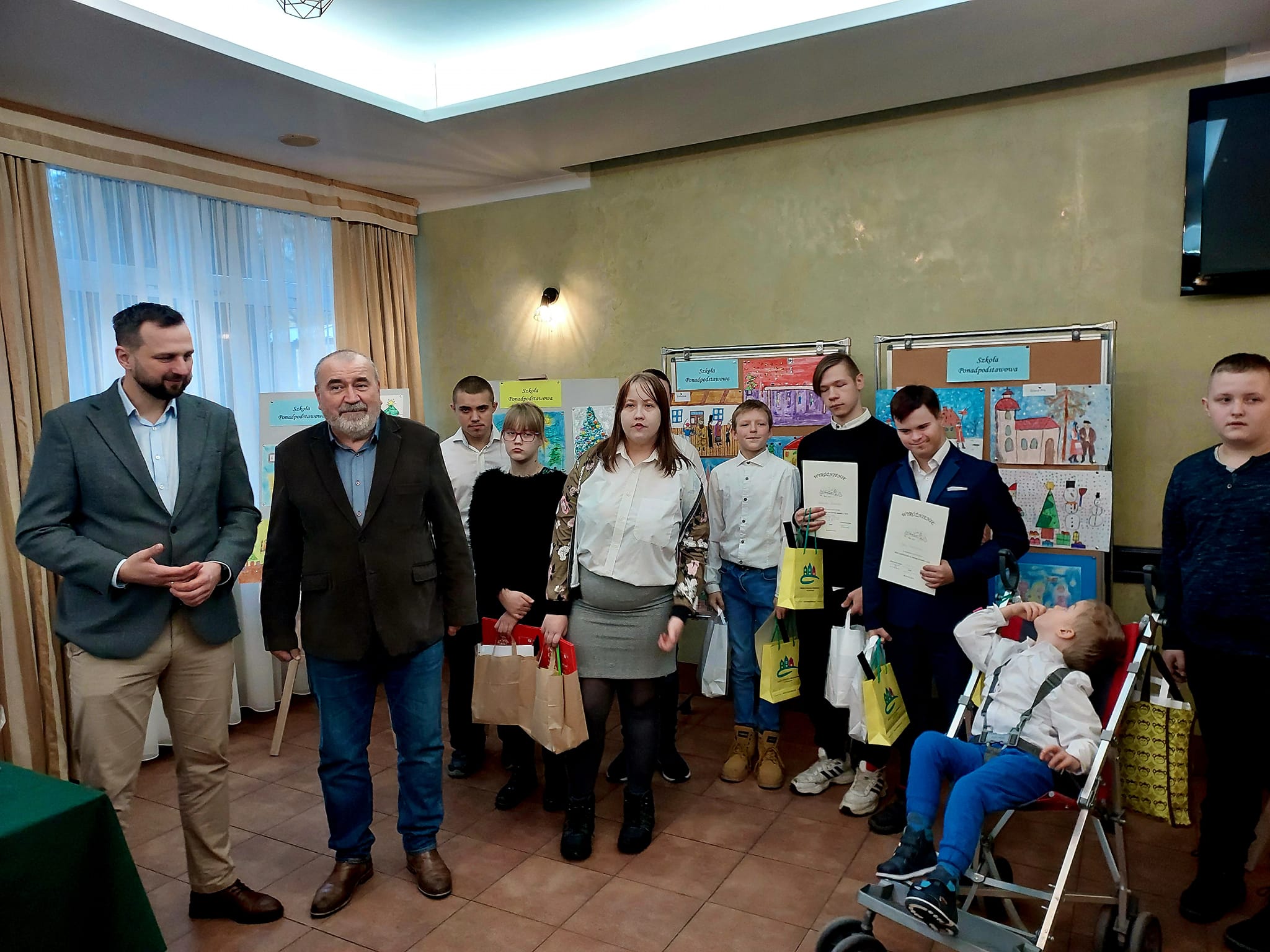   Дети из специальной школы и образовательного центра им. К. Макушиньского в Ольштыне с призами за работы, победившие в художественном конкурсе 