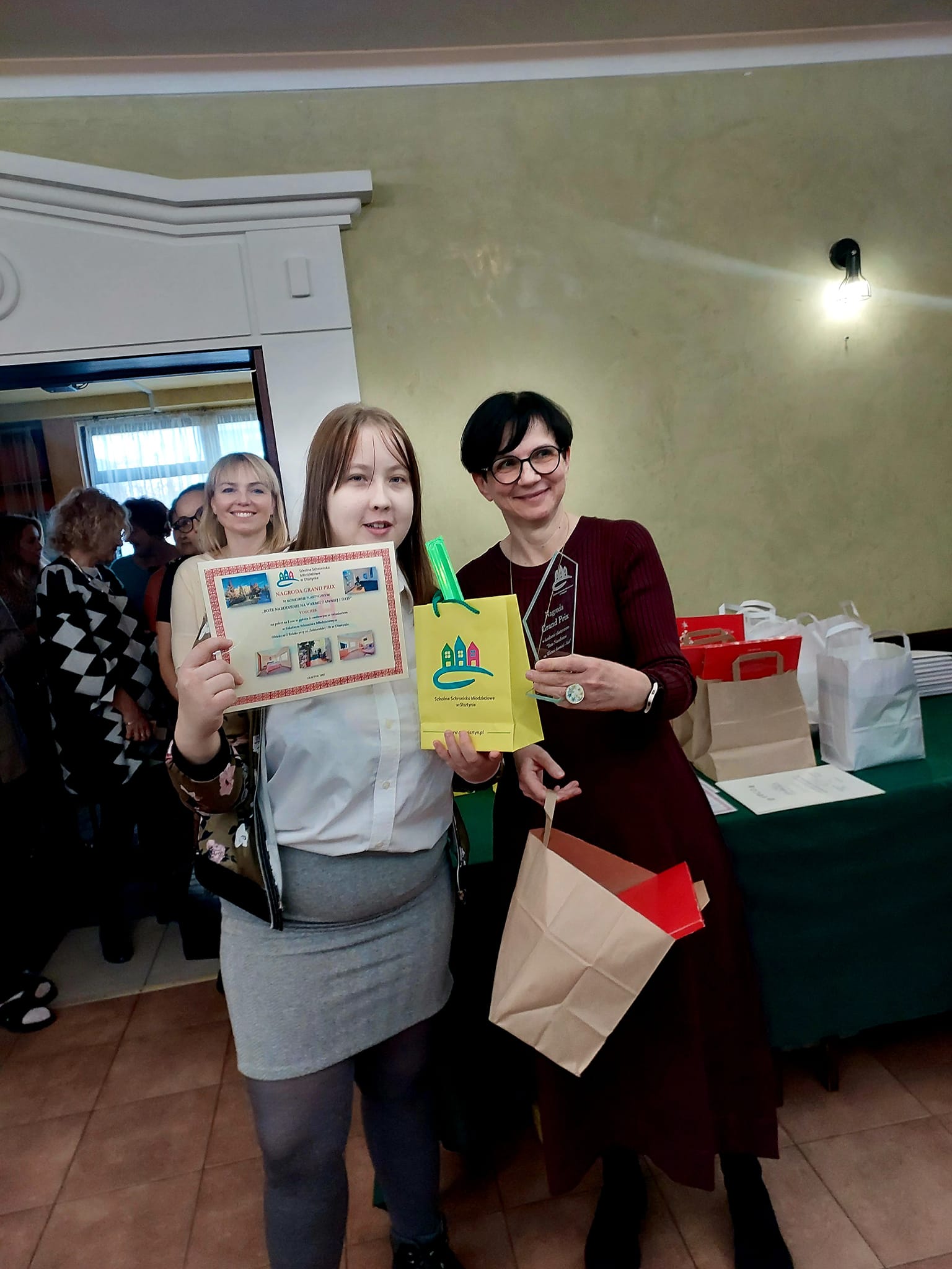 Gewinnerin des GRAND PRIX Preises. In der Hand einen Gutschein für eine Übernachtung mit Frühstück und eine Statuette, finanziert von der Schuljugendherberge in Olsztyn.