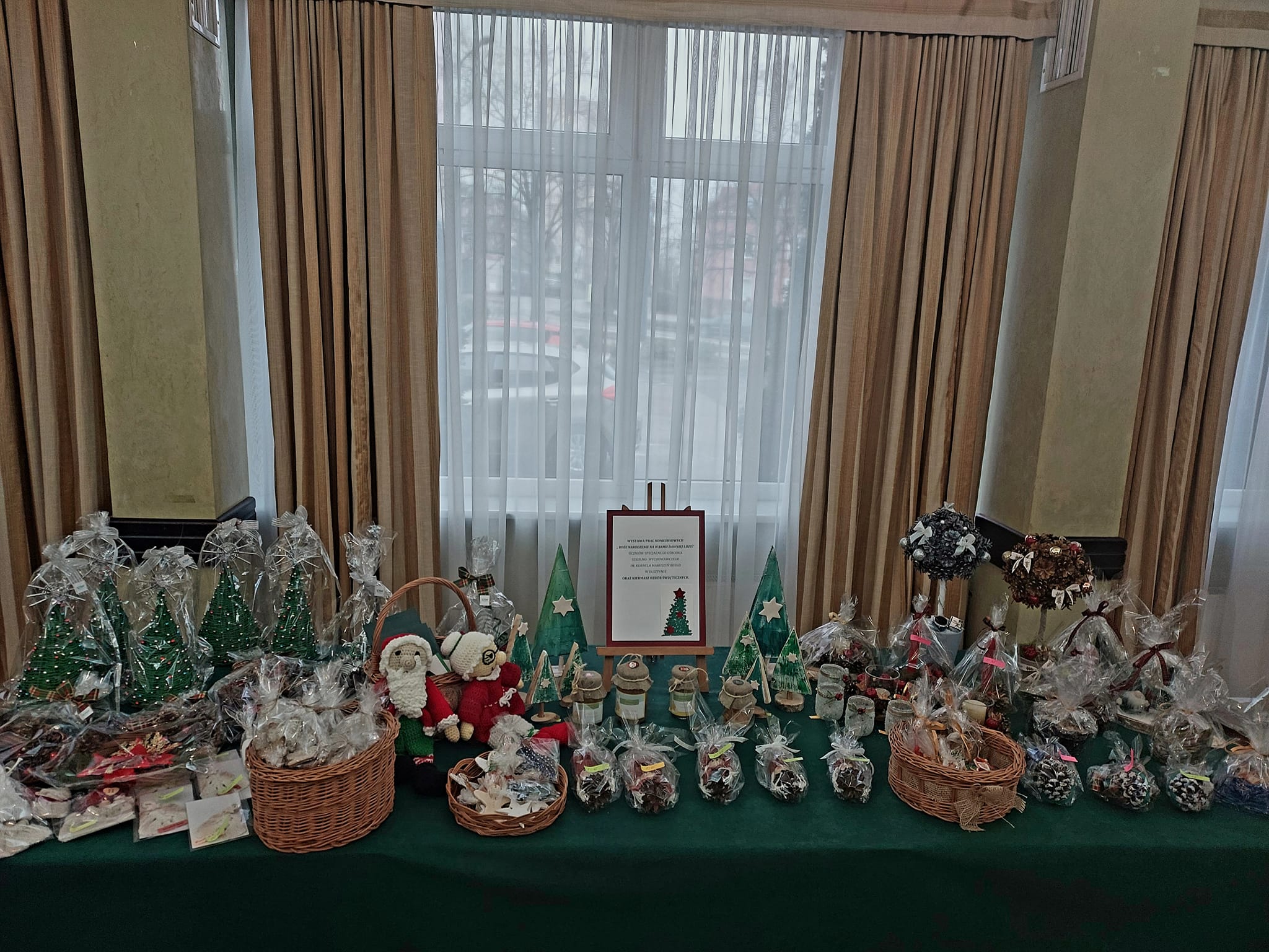 Auf dem Tisch steht wunderschöner Weihnachtsschmuck, der von den Schülern der K. Makuszyński Sonderschule und des Bildungszentrums in Olsztyn hergestellt wurde.  
