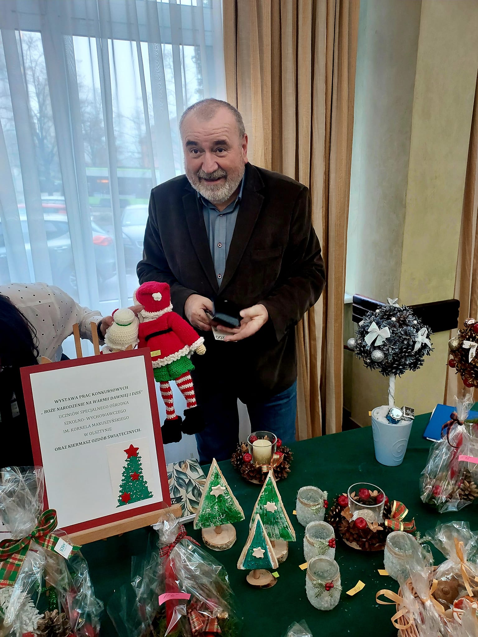 Herr Direktor der Schuljugendherberge in Olsztyn kauft Weihnachtsschmuck.