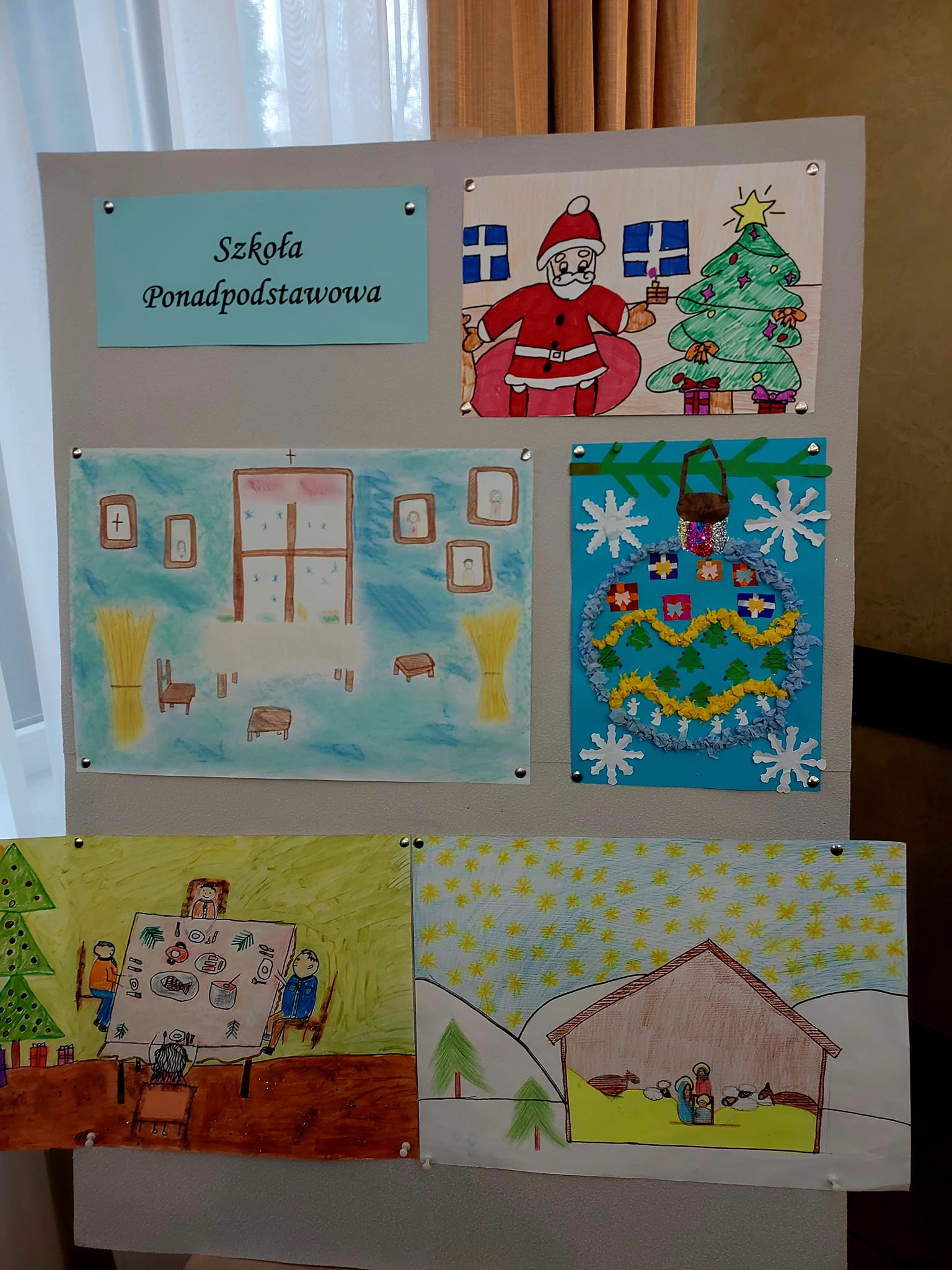   Работы, представленные на мольберте в категории средних школ, участвующих в художественном конкурсе 