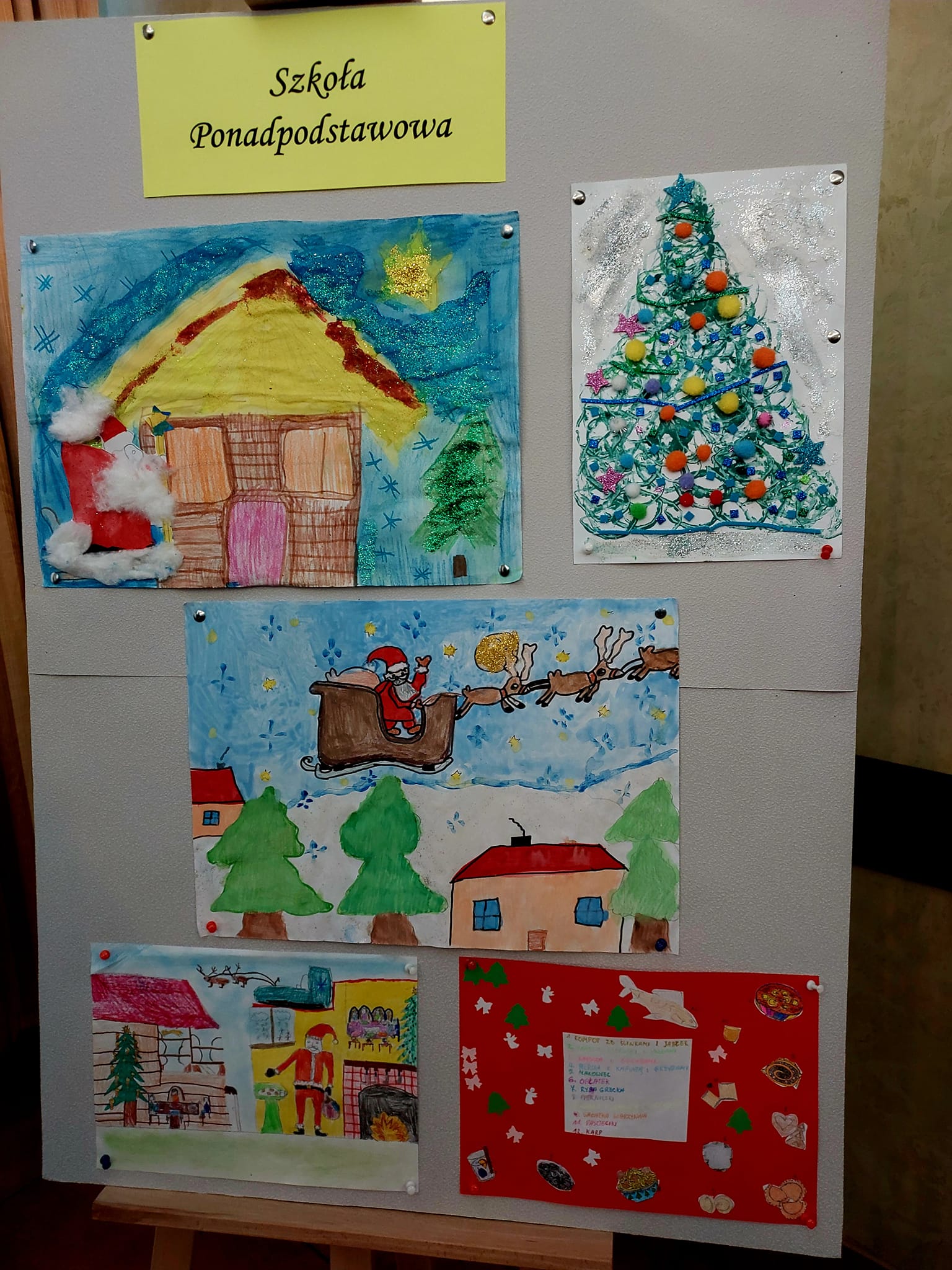 Работы, представленные на мольберте в категории средних школ, участвующих в художественном конкурсе 